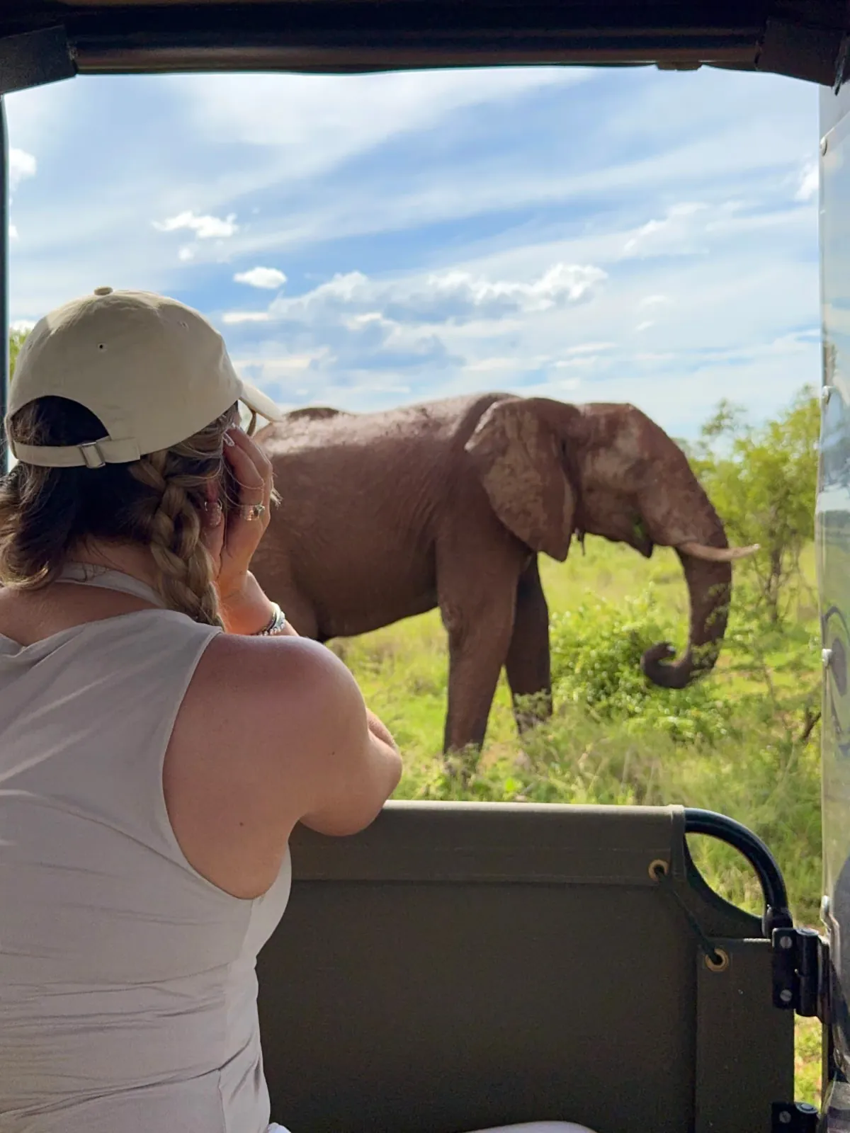 Reiziger kijkt naar een olifant tijdens een safari in Zuid-Afrika
